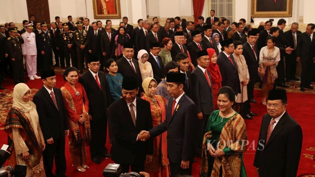 Presiden Joko widodo, Ibu Iriana, dan Wakil Presiden Jusuf Kalla memberi ucapan selamat kepada 12 menteri dan satu kepala badan hasil perombakan kabinet usai pelantikan di Istana Negara, Jakarta, Rabu (27/7). 