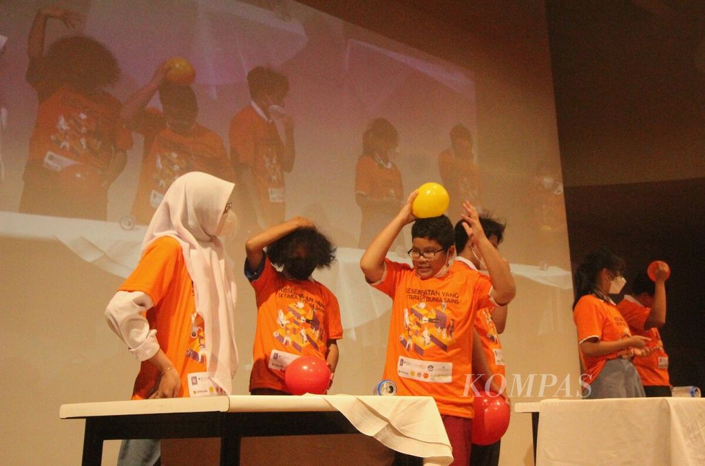 Sejumlah siswa mencoba eksperimen sains Kaleng Bergerak dalam pembukaan Science Film Festival 2022 yang diinisiasi Goethe-Institut di Jakarta, Selasa (18/10/2022). Festival itu digelar secara hibrida di 55 kabupaten/kota di Indonesia pada 18 Oktober sampai 30 November 2022.