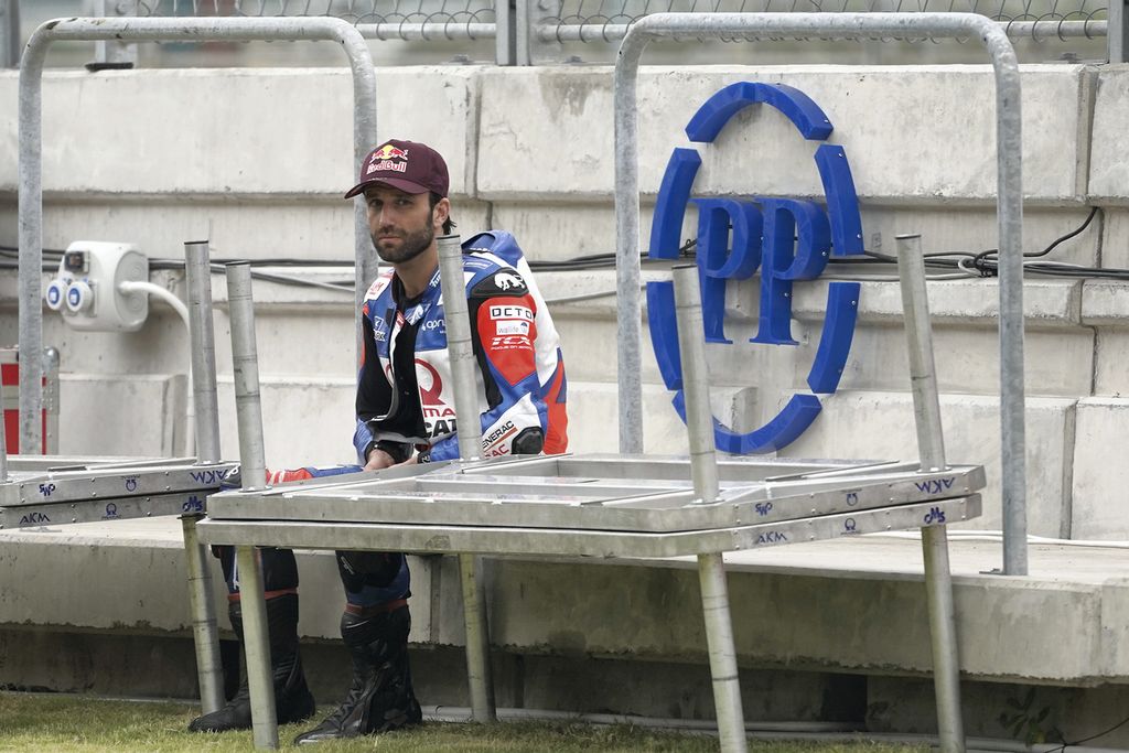 Pebalap Pramac Racing, Johann Zarco duduk di pinggir paddock, saat gerimis mulai turun di sesi sore tes pramusim MotoGp2002 di Sirkuit Mandalika, Jumat (11/0202022). Kompas/Danu Kusworo