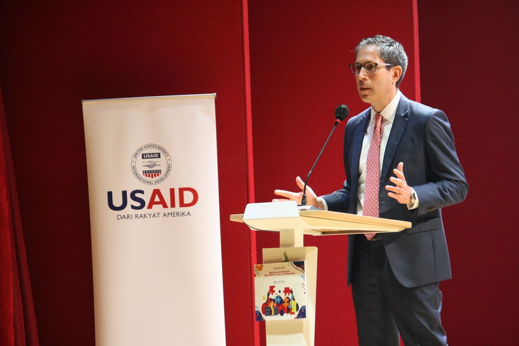 Wakil Duta Besar Amerika Serikat untuk Indonesia Michael F Klein saat memberikan kata sambutan dalam acara puncak Penutupan Penanggulangan Covid-19 antara USAID dengan Kementerian Kesehatan di Perpustakaan Nasional, Jakarta, Jumat (31/3/2023).