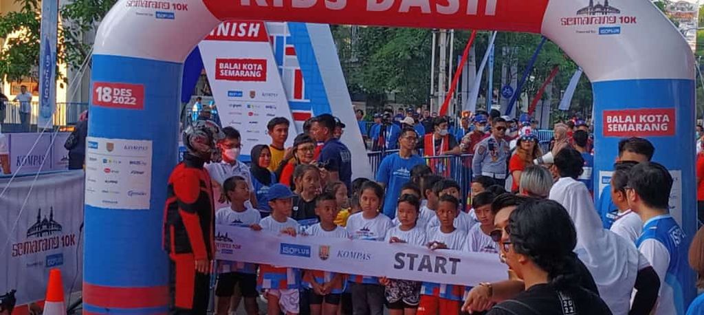 Sejumlah anak bersiap mengikuti lomba lari kategori Kid Dash dalam Semarang 10K, Minggu (18/12/2022), di depan Balai Kota Semarang, Jawa Tengah.