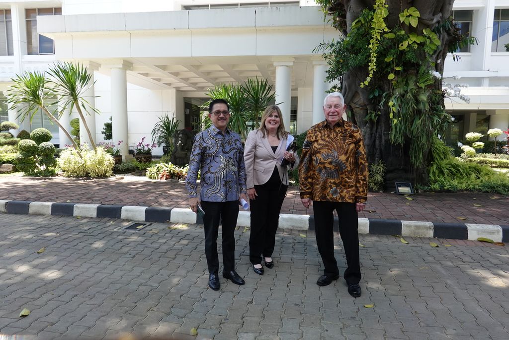 Direktur Utama PT Freeport Indonesia (PTFI) Tony Wenas (kiri), didampingi Chief Executive Officer Freeport-McMoRan Richard Adkerson dan Presiden yang juga anggota Dewan Direksi Freeport-McMoRan Inc, Kathleen L. Quirk, di Kompleks Istana Kepresidenan, Jakarta, Rabu (12/4/2023).