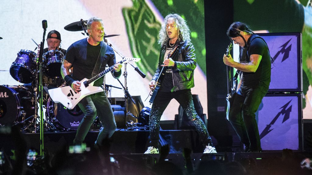 Metallica, dari kiri: Lars Ulrich, James Hetfield, Kirk Hammett, dan Robert Trujillo, tampil di Louder Than Life Festival 2021 di Highland Festival Grounds, Louisville, Kentucky, AS, Jumat (24/9/2021).  