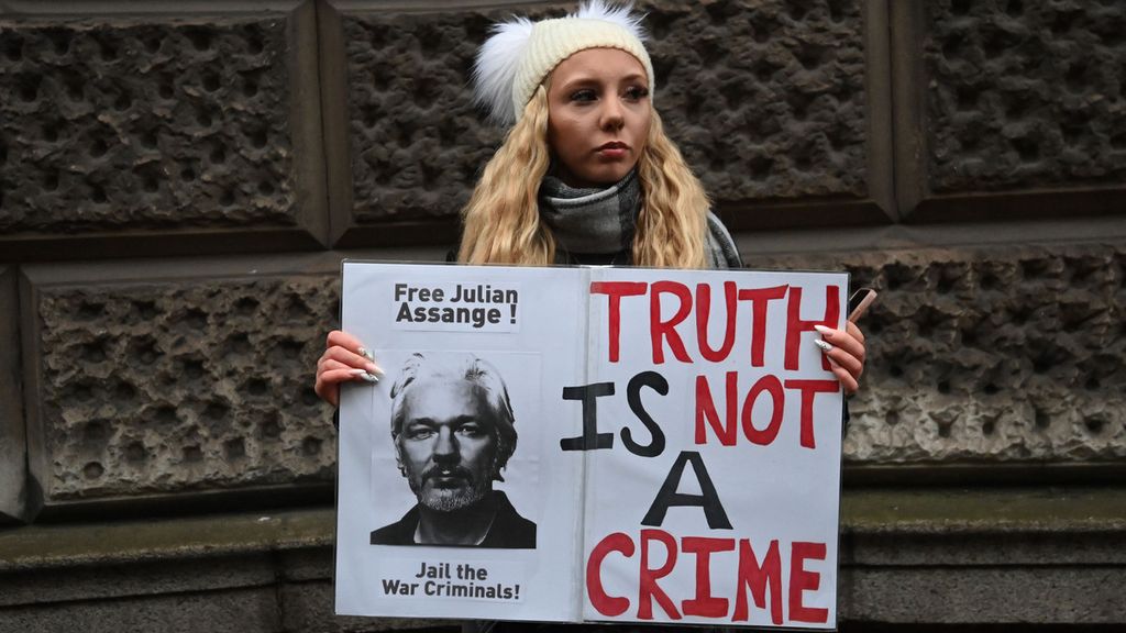 Pendukung pendiri Wikileaks, Julian Assange, berunjuk rasa di depan pengadilan Old Bailey, London, Inggris, Senin (4/1/2021). Sidang memutuskan apakah Assange harus diekstradisi ke Amerika Serikat untuk menghadapi pengadilan atas publikasi rahasia yang berkaitan dengan perang di Afghanistan dan Irak. 