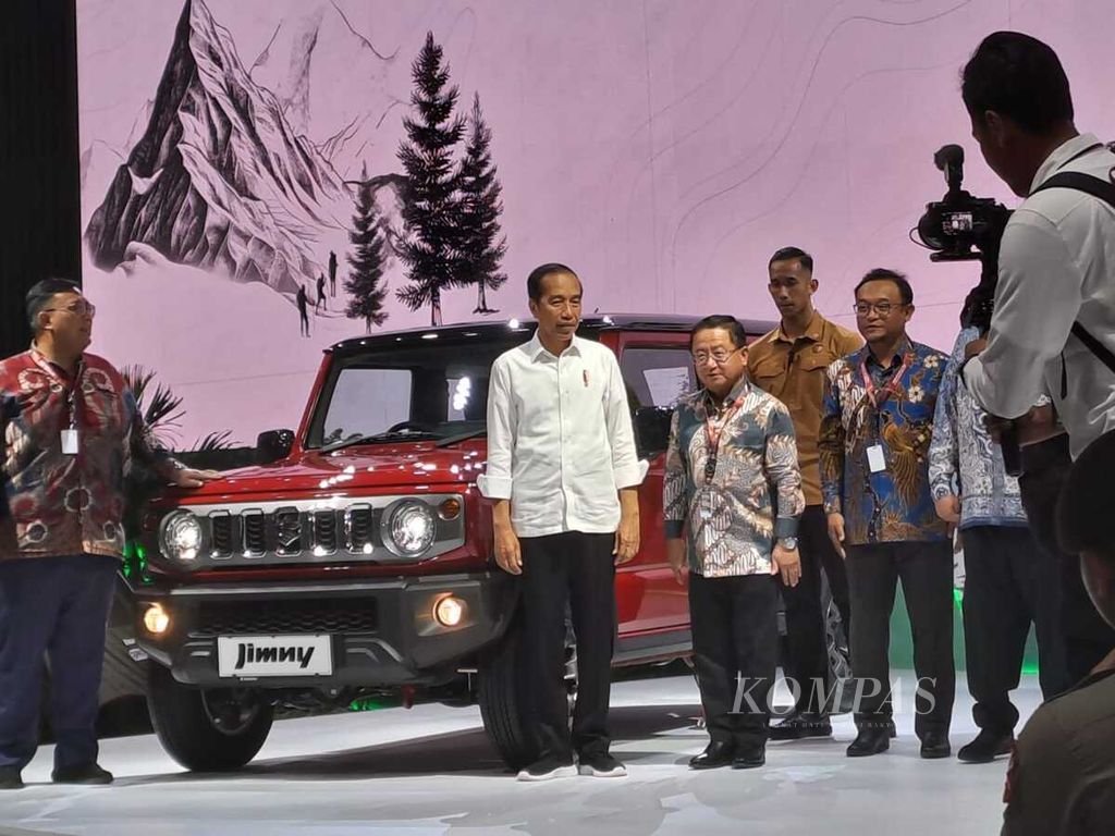 Presiden Joko Widodo berkeliling di pameran Indonesia International Motor Show (IIMS) 2024 di JIExpo, Kemayoran, Jakarta, Kamis (15/2/2024). Pameran yang diikuti 53 merek ini akan berlangsung 15-25 Februari 2024.