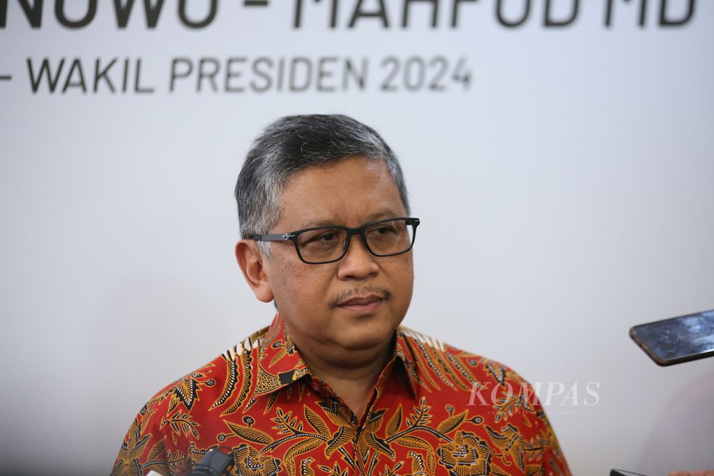 Sekretaris Jenderal PDI Perjuangan Hasto Kristiyanto memberi keterangan kepada wartawan seusai diskusi tertutup ”Arah Hukum Putusan MK terhadap Sengketa Pemilu Presiden 2024” di Jakarta, Senin (1/4/2024). 