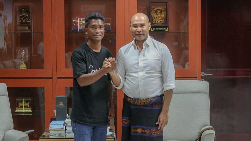 Umbu Siwa Wunu (45), pencuri ternak dalam jumlah besar, berpegangan tangan dengan Gubernur NTT Viktor Laiskodat di Kupang, Rabu (4/1/2023). Mantan napi pencuri ternak ini baru bebas dari Lapas Nusakambangan. Ia tidak ingin mengulangi perbuatan jahatnya lagi.