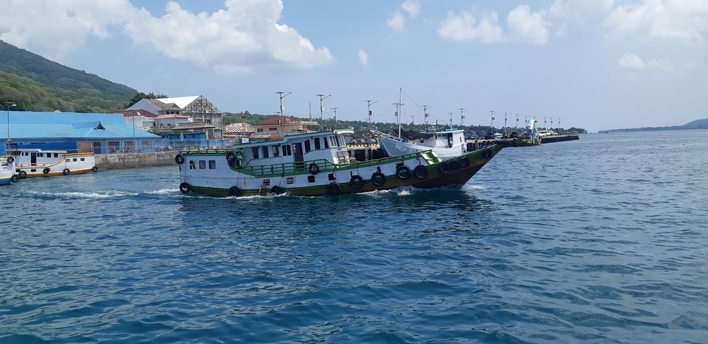 Kapal motor penyeberangan itu sering digunakan untuk mengangkut pasien dari Pulau Adonara ke rumah sakit di Larantuka, ibu kota kabupaten Flores Timur, Nusa Tenggara Timur, seperti pada Jumat (4/11/2022). Banyak pasien meninggal dalam perjalanan.