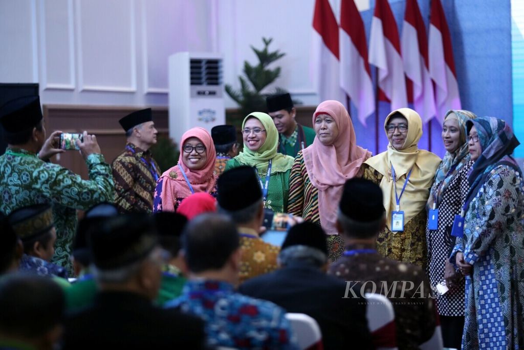 Tanwir participants take a group photo before the closing ceremony of Muhammadiyah Tanwir at Balai Raya Semarak, Bengkulu City, Sunday (17/2/2019).