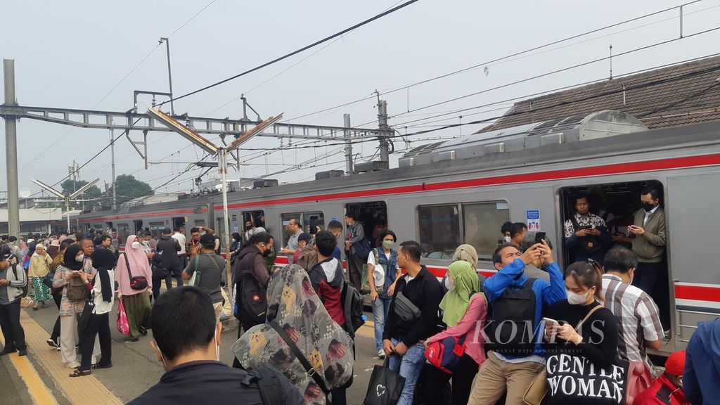 Sejumlah penumpang memadati peron Stasiun Sudimara akibat gangguan perjalanan KRL <i>commuterline</i>, Selasa (25/7/2023). Gangguan KRL <i>commuter </i>di tiang listrik saluran atas antara Pondok Ranji-Kebayoran membuat sebagian penumpang memilih berganti moda.