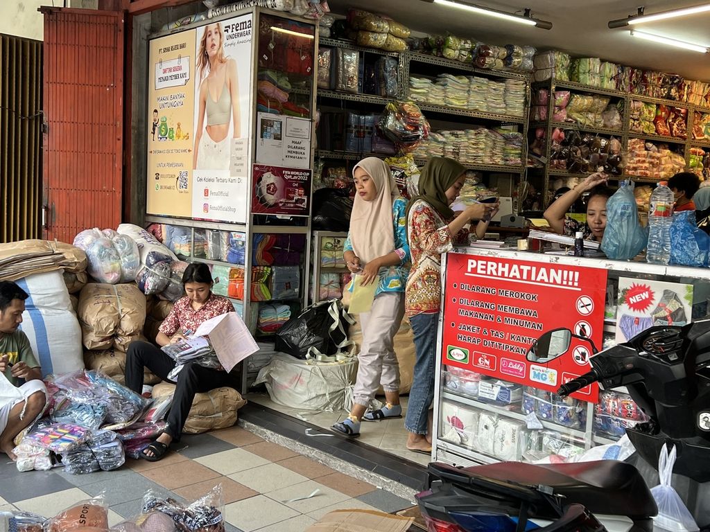 Kesibukan di salah satu toko yang ada di Jalan Kapasan pada Jumat (13/1/2023), masih ramai konsumen di kawasan pasar yang menerapkan pembelian grosiran.