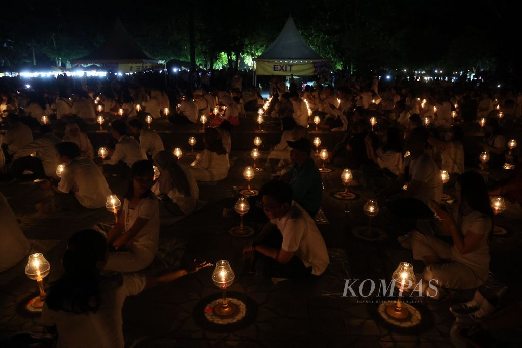 Peserta menyalakan lentera darat saat mengikuti kegiatan Festival Lampion Waisak di kompleks Candi Borobudur, Magelang, Jawa Tengah, Minggu (4/6/2023). Sebanyak 2.567 lampion disiapkan untuk dilepaskan oleh peserta kegiatan tersebut pada tahun ini. Angka tersebut disesuaikan dengan tahun perayaan Waisak, yakni 2567 BE. Penerbangan lampion menjadi salah satu wujud pemanjatan doa dan harapan. 