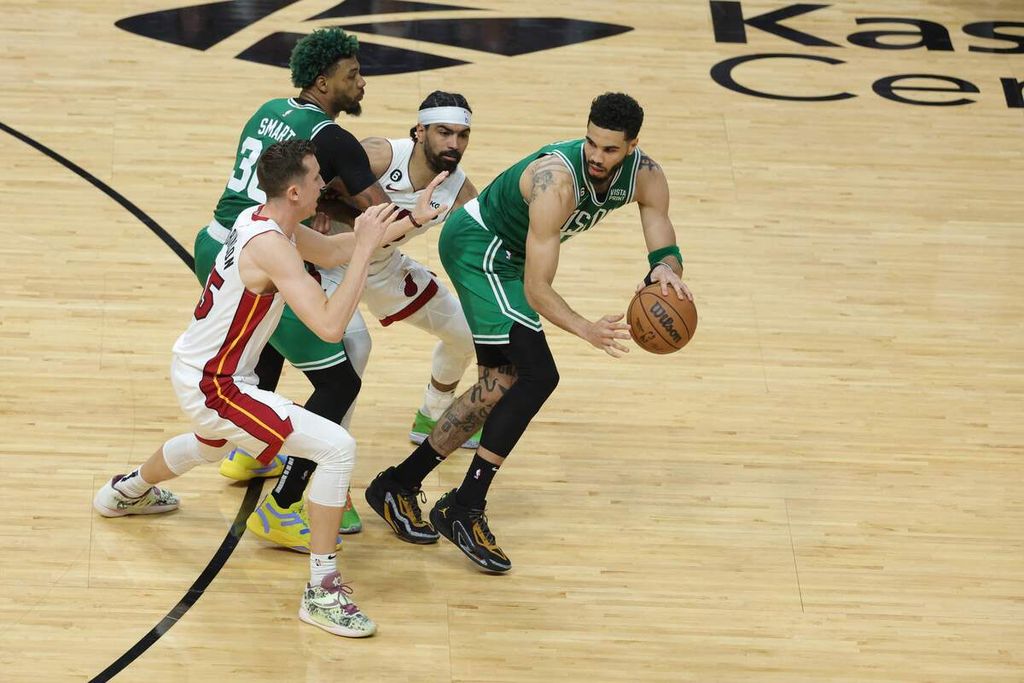 Pebasket Boston Celtics, Jayson Tatum (kanan), menggiring bola dalam pertandingan keenam final Wilayah Timur <i>playoff</i> NBA antara Boston Celtics dan Miami Heat di Miami, Minggu (28/5/2023) WIB. Celtics mengalahkan Heat 104-103 sehingga juara final Wilayah Timur akan ditentukan pada laga ketujuh, Selasa (30/5/2023) WIB. 