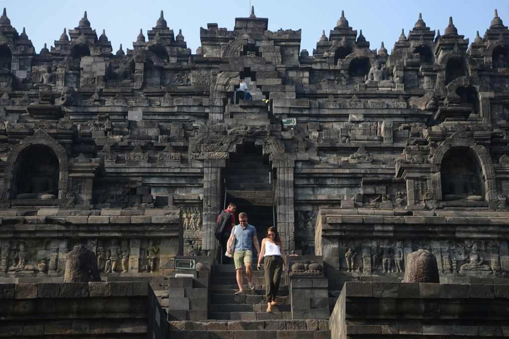 Wisatawan asing mengunjungi obyek wisata Candi Borobudur di Kabupaten Magelang, Jawa Tengah, Jumat (30/8/2019). Candi Borobudur merupakan salah satu dari empat destinasi wisata prioritas pemerintah. 