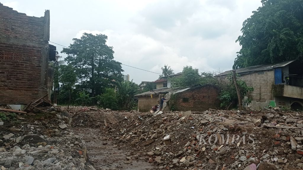 Puluhan rumah masuk pembebasan lahan untuk normalisasi Kali Ciliwung di RW 007, Kelurahan Rawajati, Jakarta Selatan, Rabu (9/11/2022).