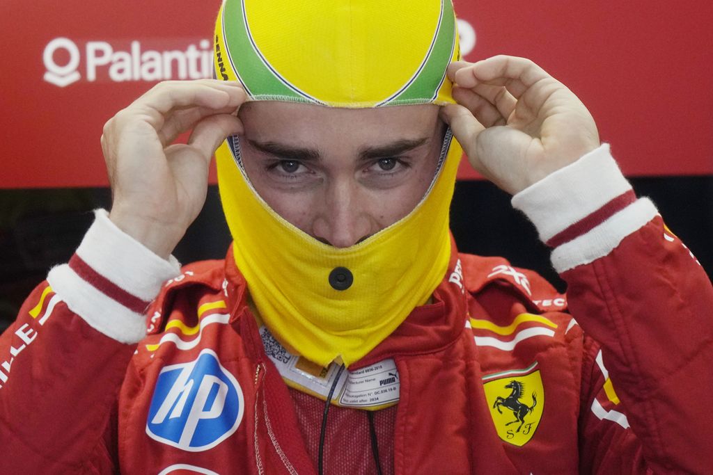 Pebalap Ferrari, Charles Leclerc, bersiap jelang sesi latihan bebas balap Formula 1 seri Emilia Romagna di Sirkuit Imola, Jumat (17/5/2024). Leclerc memberi kegembiraan kepada <i>tifosi  </i>Ferrari dengan menjadi yang tercepat.