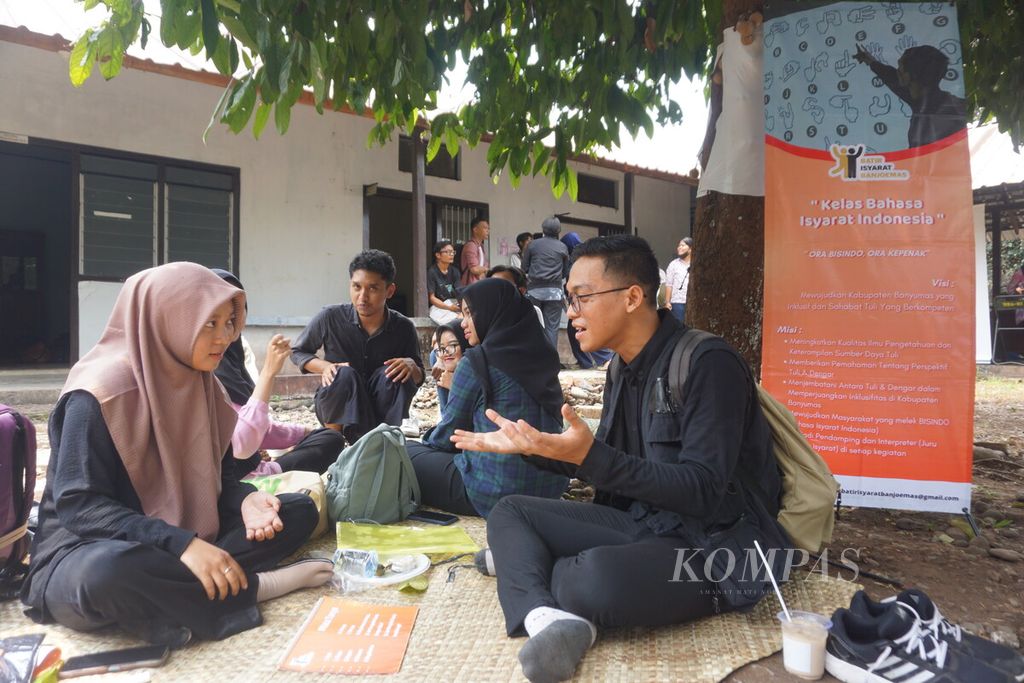 Komunitas Batir Isyarat Banjoemas mengenalkan bahasa isyarat pada acara Pekan Banyumasan Purbalingga di SMA Santo Agustinus, Purbalingga, Jawa Tengah, Sabtu (4/11/2023).
