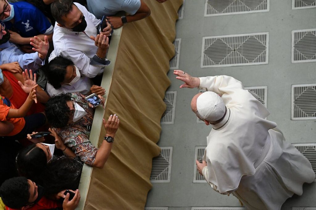 Paus Fransiskus berinteraksi dengan umat yang mengikuti audiensi umum di aula Paulus VI di Vatikan, Agustus 2021. 