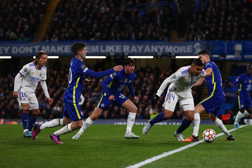 Gelandang Real Madrid, Casemiro (kedua dari kanan), berusaha melewati hadangan gelandang Chelsea, Jorginho (kanan), dalam babak perempat final putaran pertama Liga Champions di Stadion Stamford Bridge, London, Inggris, Kamis (7/4/2022) dini hari WIB. Madrid memenangi laga itu dengan skor 3-1.