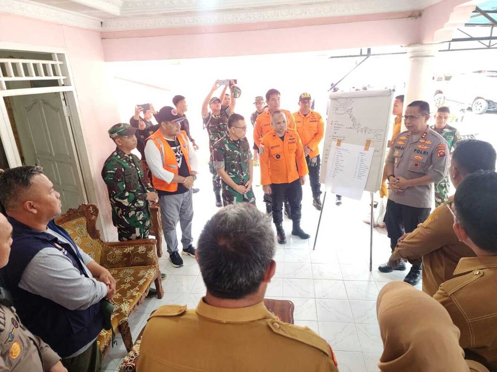 Tim dari SAR, TNI/Polri, dan pemerintah daerah berkoordinasi untuk melakukan pencarian dan pertolongan memetakan lokasi longsor yang menewaskan belasan orang di Desa Tulabolo, Suwawa Timur, Bone Bolango, Gorontalo, Senin (8/7/2024). Sedikitnya 11 orang tewas dan 17 lainnya dalam pencarian.