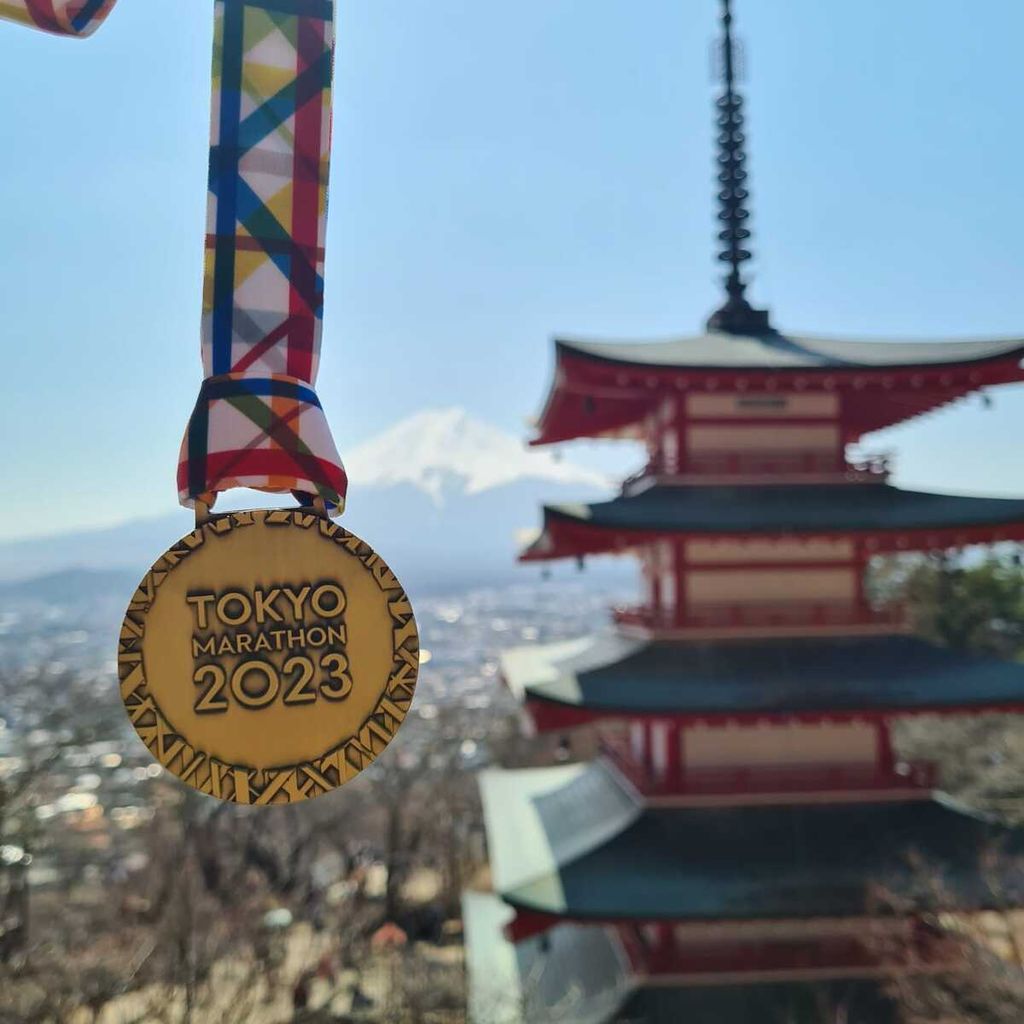 Medali Tokyo Marathon yang diperoleh penulis, setelah menyelesaikan maraton dalam waktu kurang dari lima jam, (05/03/2023).