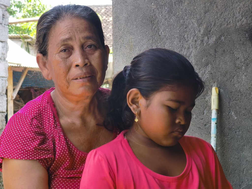 Mariam (50) bersama cucunya, Nadira (8), di Dusun Mungkik, Desa Pandan Wangi, Kecamatan Jerowaru, Kabupaten Lombok Timur, Nusa Tenggara Barat, Rabu (3/3/2021). Sejak masih berusia balita, Nadira sudah ditinggal pergi orangtuanya menjadi pekerja migran dan tinggal bersama neneknya.