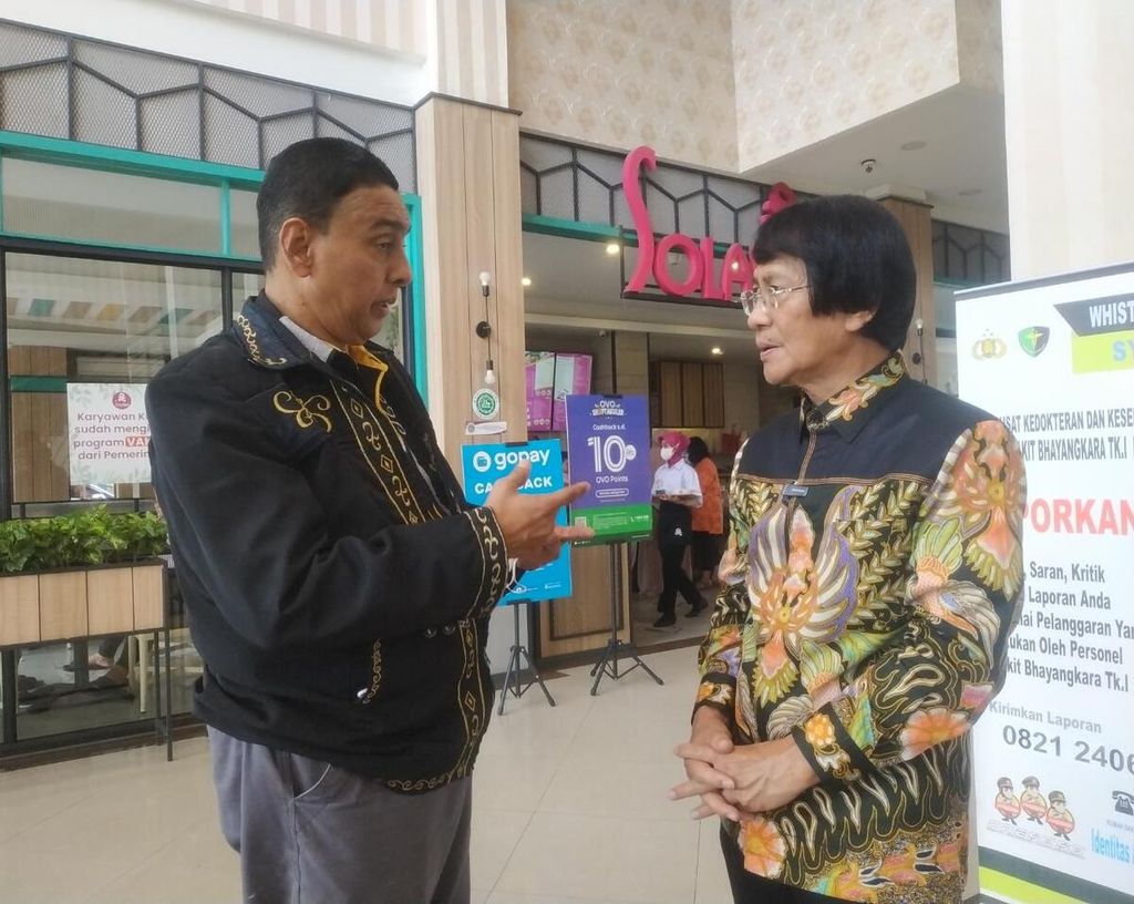 Pengacara Malika Anastasya, Azam Khan, dan Ketua Lembaga Perlindungan Anak Indonesia (LPAI) Seto Mulyadi berbincang di Rumah Sakit Polri, Jakarta Timur, Rabu (4/1/2023).