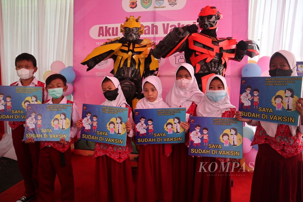Anak-anak berfoto bersama kostum "Transformer" setelah menjalani vaksinasi Covid-19 di SDIT Al-Falah, Kota Cirebon, Jawa Barat (19/1/2022). Sekitar 1.500 siswa dari 20 sekolah mengikuti kegiatan tersebut.
