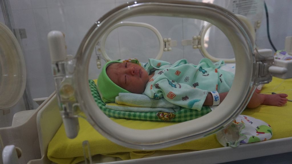 Bayi laki-laki kembar tiga masih dalam pengawasan dokter di RSUD Majenang, Cilacap, Jawa Tengah, Senin (16/9/2019). Ketiga bayi dari pasangan Dwi Nurhanifah (32) dan Bustam (43) ini lahir secara normal, tetapi prematur sehingga masih dirawat di inkubator.
