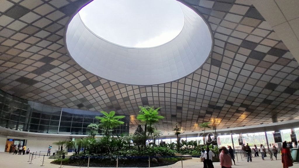 Warga melihat-lihat suasana Bandara Dhoho di Kediri, Jawa Timur, Minggu (10/3/2024).