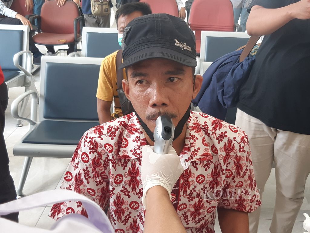 Petugas mengecek kandungan alkohol dalam tubuh sejumlah sopir di Terminal Harjamukti, Kota Cirebon, Jawa Barat, Rabu (21/12/2022). Tes kesehatan itu dalam rangka persiapan angkutan Natal 2022 dan Tahun Baru 2023.