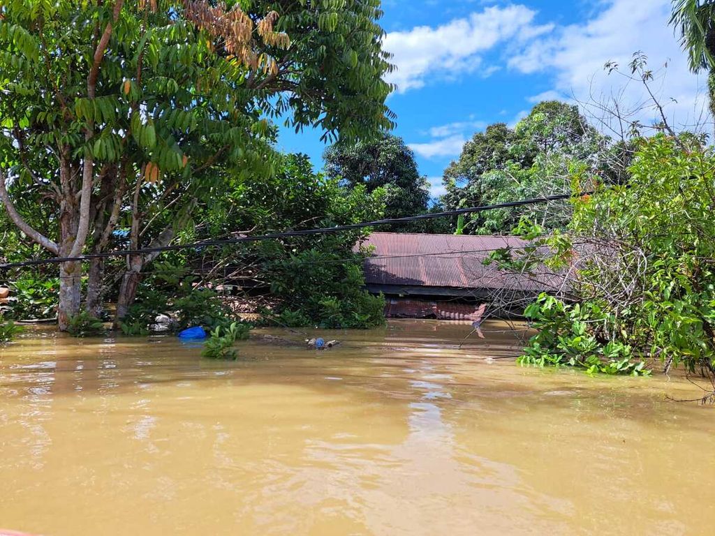 Air setinggi 3-4 meter menggenangi permukiman warga di lima kecamatan di Kabupaten Mahakam Ulu, Kalimantan Timur, sejak 13 Mei 2024. Hingga Kamis (16/5/2024), air belum surut.