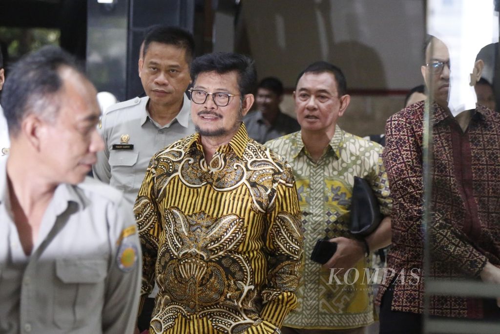 Menteri Pertanian (Mentan) Syahrul Yasin Limpo Meninggalkan Gedung A Kementerian Pertanian di Jakarta, Kamis (5/10/2023). 