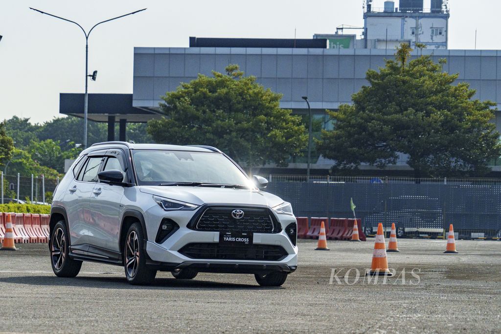 Toyota Yaris Cross varian S Hybrid with GR Parts Aero Package saat diuji perdana di Toyota Driving Experience, Sunter, Jakarta Utara, Kamis (8/6/2023)