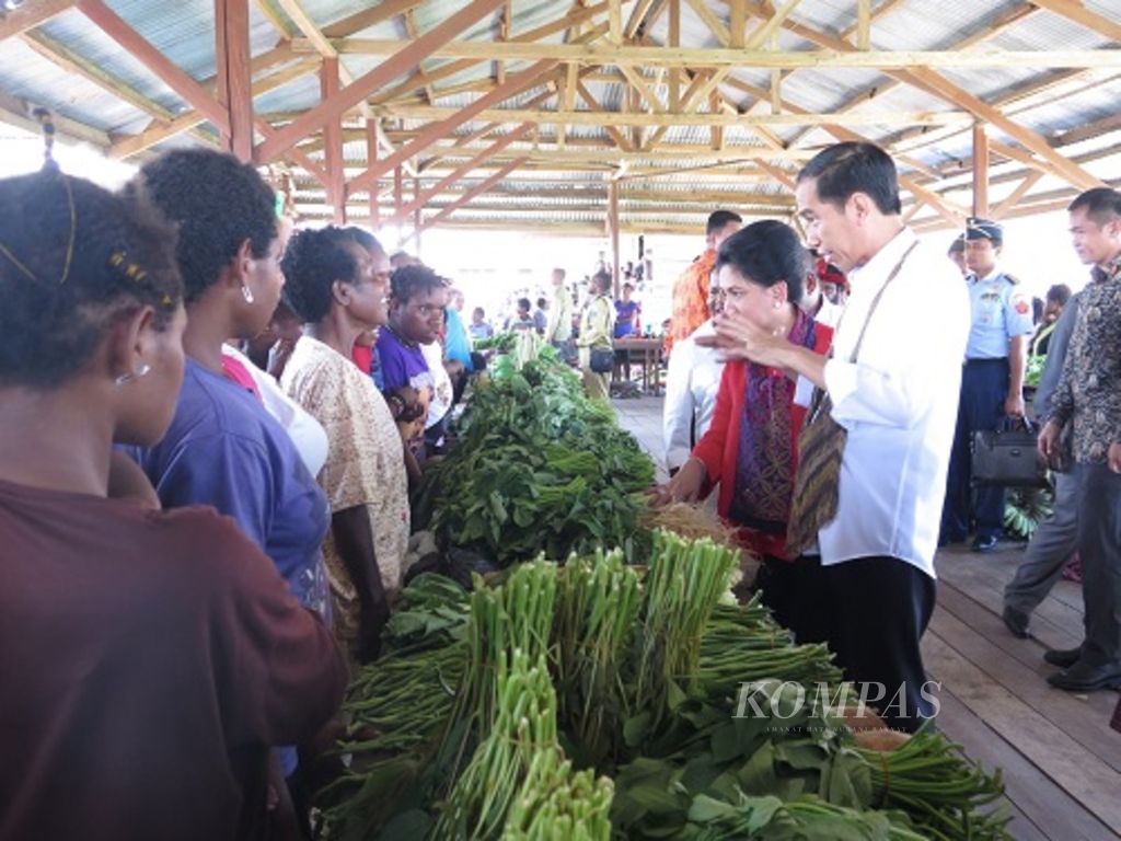 Presiden Joko Widodo berbincang dengan pedagang di Pasar Tradisional Kenyam, Kabupaten Nduga, Provinsi Papua, Kamis (31/12/2015)