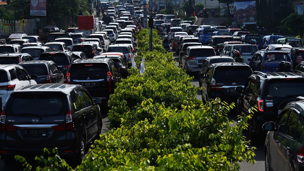 Deretan kendaraan ke arah Puncak memadati akses jalan raya Gadog, Kabupaten Bogor, Jawa Barat, Kamis (29/10/2020). 