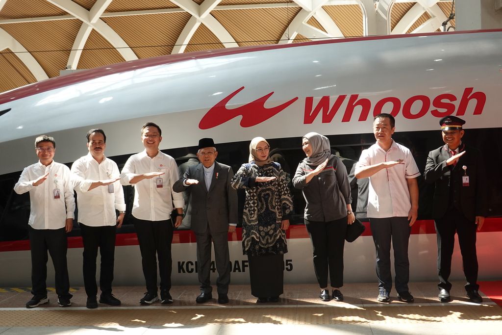 Wakil Presiden Ma’ruf Amin melakukan kunjungan kerja ke Bandung, Jawa Barat, pada Kamis (6/11/2023), menggunakan kereta cepat Whoosh. Wapres dan rombongan menempuh perjalanan sekitar 40 menit berangkat dari Stasiun KCIC Halim menuju Stasiun Kereta Cepat Tegalluar.