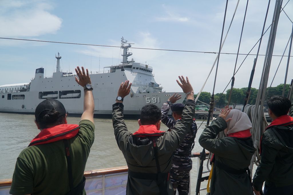 Rombongan Muhibah Budaya Jalur Rempah melambaikan tangan saat bertolak dari Dermaga Madura, Pangkalan Komando Armada II, Surabaya, Jawa Timur, Jumat (24/11/2023). 