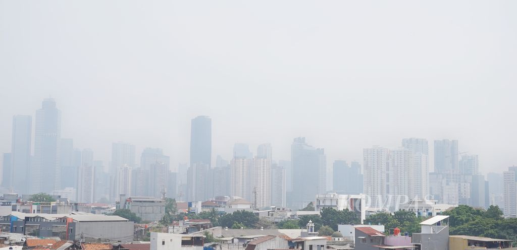 Suasana lanskap Jakarta yang padat permukiman serta gedung dengan kabut tipis polusi saat terlihat dari kawasan Cikini, Jakarta Pusat, Kamis (10/8/2023). 