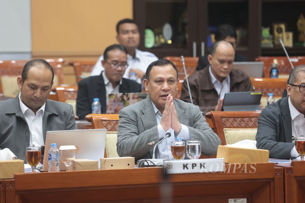Ketua Komisi Pemberantasan Korupsi Firli Bahuri mengikuti rapat dengar pendapat dengan Komisi III DPR di Kompleks Parlemen, Senayan, Jakarta, Rabu (30/8/2023). 