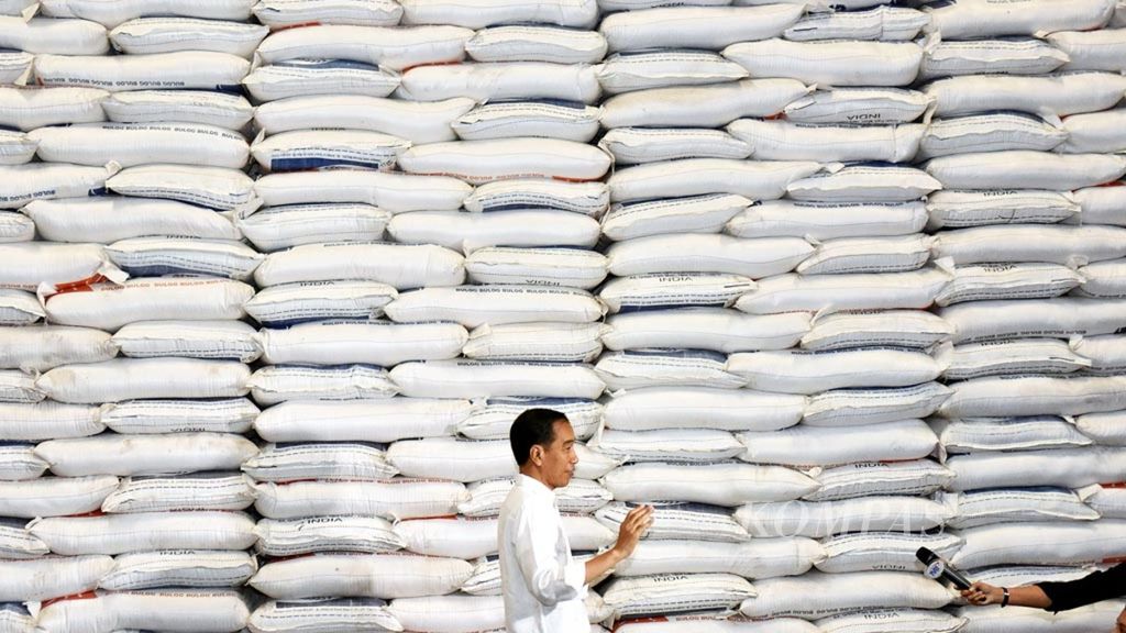 Presiden Joko Widodo meninjau stok beras di Gudang Perum Bulog Divisi Regional DKI Jakarta di  Kelapa Gading,  Jakarta Utara, Kamis (1/10/2019). 