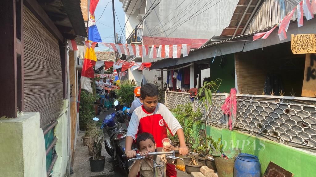Pemasangan bendera plastik dan kain Merah Putih di RT 008, RW 005, Kelurahan Petamburan, Tanah Abang, Jakarta Pusat, Selasa (15/8/2023).