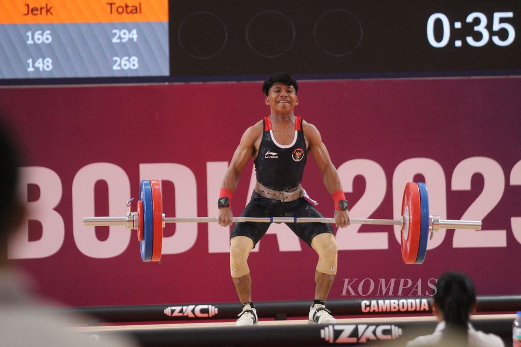 Muhammad Husni, lifter muda asal Lampung mencoba mengangkat besi dengan total berat 120 kilogram di National Olympic Stadium, Phnom Penh, Kamboja, Sabtu (13/5/2023). Husni yang baru pertama kali mengikuti SEA Games berhasil mendapatkan medali perunggu.