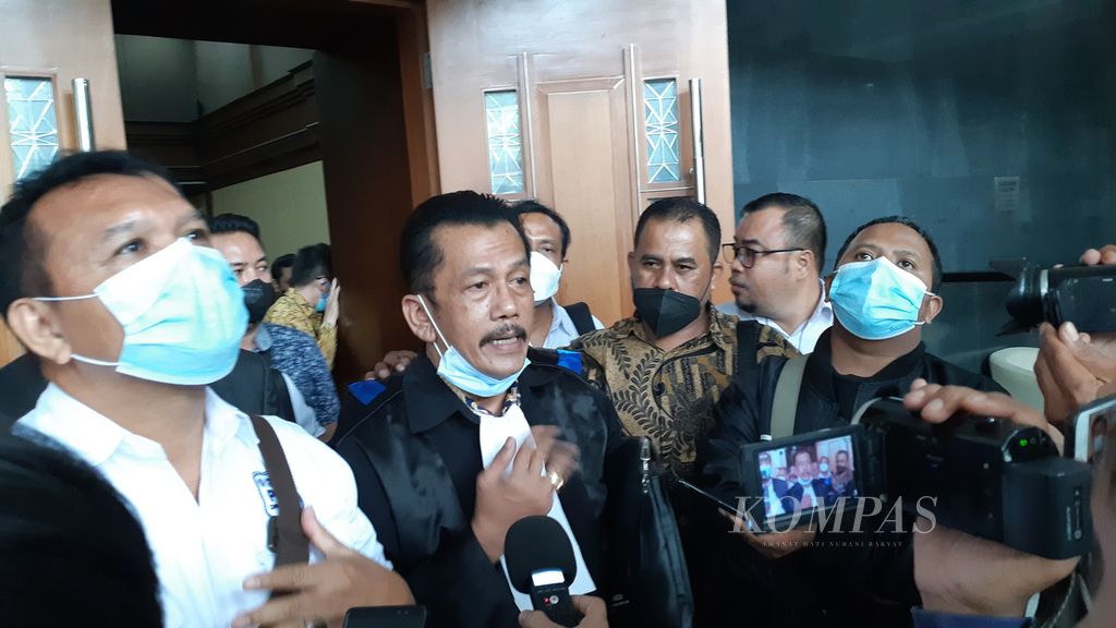 Penasihat hukum terdakwa Didit Wijayanto Wijaya, Antoni Silo, memberikan keterangan seusai sidang di Pengadilan Tindak Pidana Korupsi, Selasa (25/1/2022).