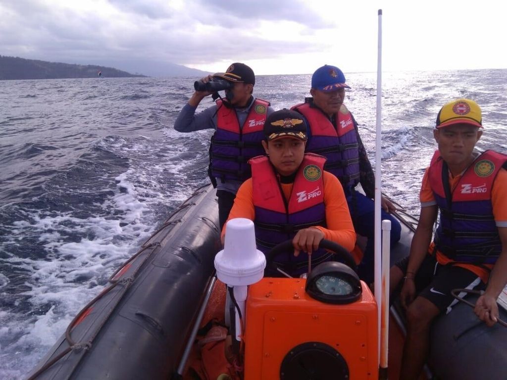 Personel Stasiun Pemantauan Keamanan dan Keselamatan Laut Bali, Badan Keamanan Laut, mencari dua nelayan yang sempat hilang di Selat Lombok, Karangasem, Bali, Kamis (18/7/2019).