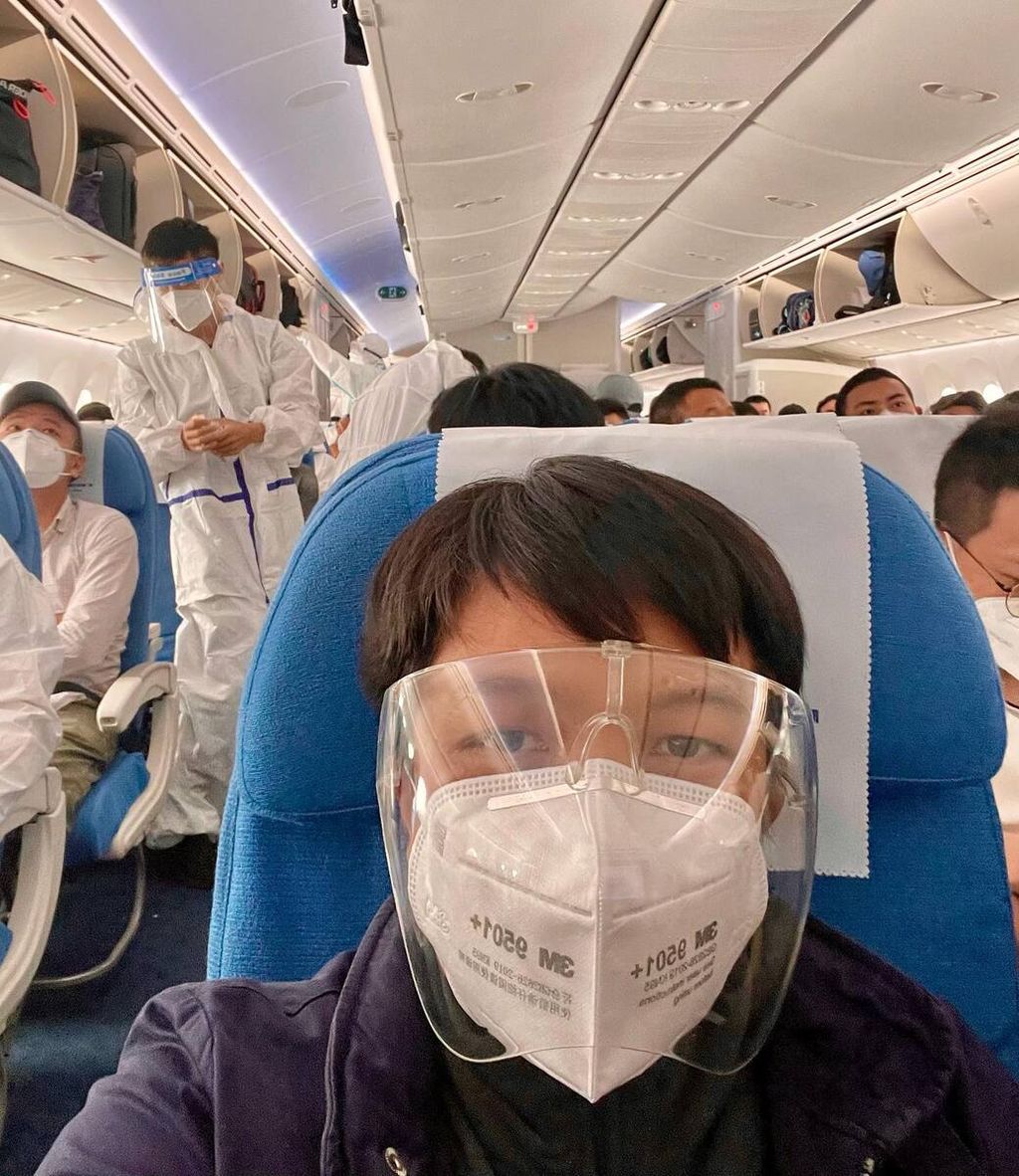 Suasana dalam pesawat menuju Fuzhou, China. Para pramugara dan pramugari yang bertugas mengenakan APD lengkap. Demikian pula dengan sebagian penumpang.. 