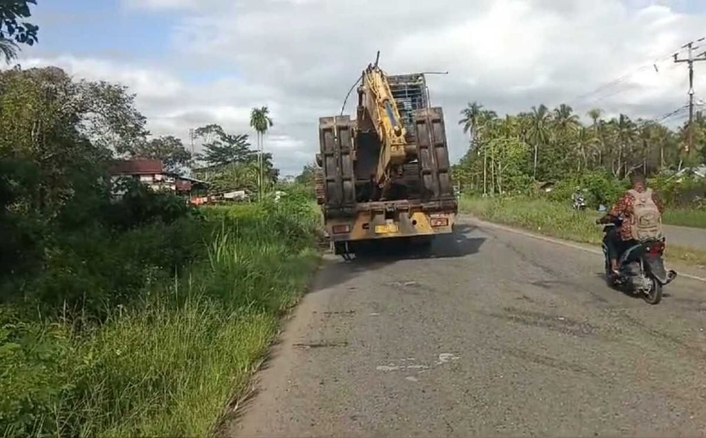 Repairs to the Trans-Papua Km 55 road in Kampung Gamei Jaya, Uwapa District, which were interrupted on Monday (22/4/2024) afternoon.