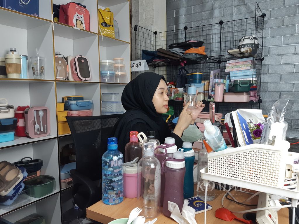 Seorang pekerja dari <i>seller</i> Aimilo House yang mengandalkan penjualan daring menandai produknya saat <i>live streaming</i> Tiktok, Selasa (10/10/2023), di gudang penyimpanan produk Aimilo House di Jalan Industri, Kecamatan Cikupa, Kabupaten Tangerang, Banten.