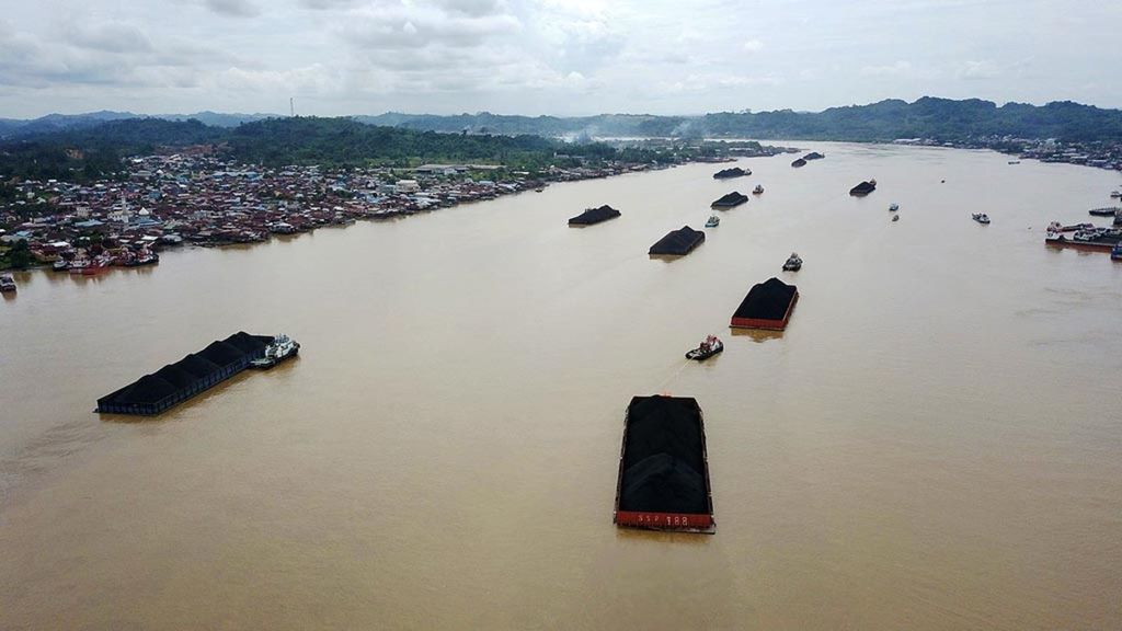 Tug yang menarik tongkang dengan membawa muatan batubara melintas di Sungai Mahakam, Samarinda, Kalimantan Timur, Rabu (21/11/2018). 