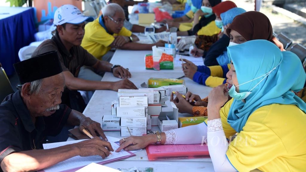 Awak bus menjalani pemeriksaan kesehatan di Posko Kesehatan Dinas Kesehatan Provinsi Jawa Timur di Terminal Purabaya, Sidoarjo, Selasa (28/5/2019). Pemeriksaan ini untuk mengetahui kesiapan para awak untuk melayani lonjakan penumpang saat arus mudik Lebaran melalui terminal tersebut.